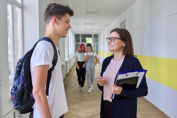 student talking to admissions officer