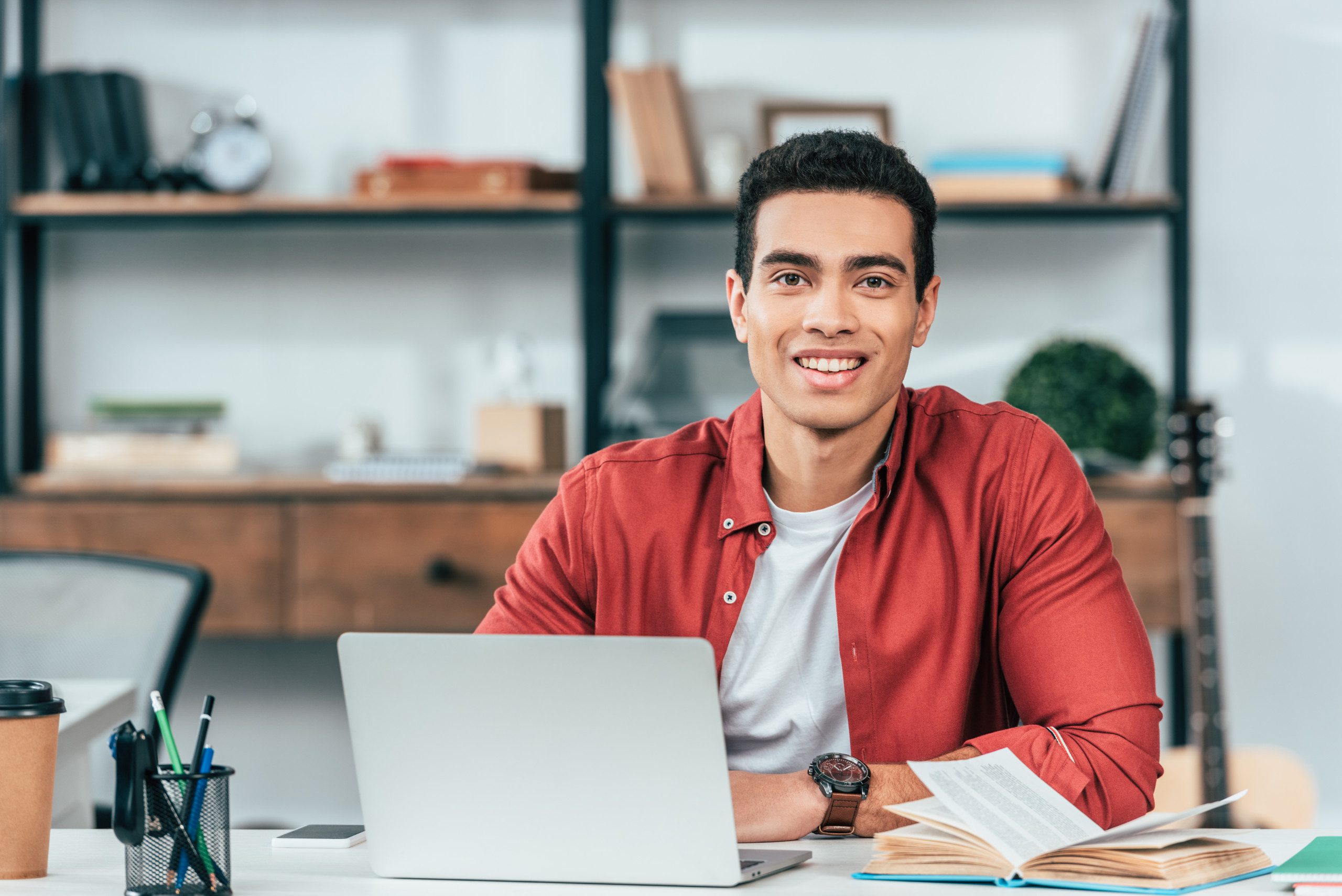 student on laptop creating 4 year plan for college